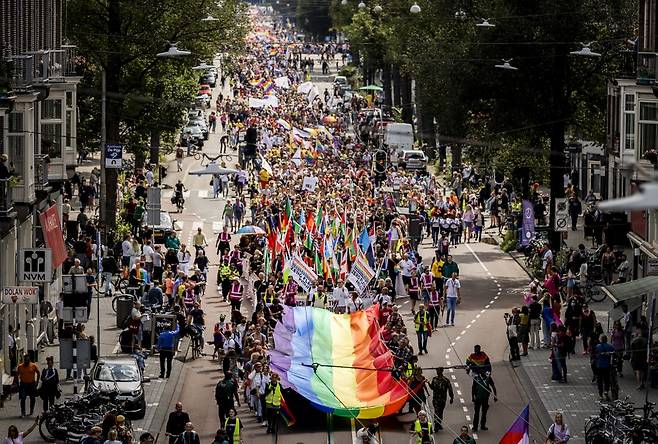 지난 8월7일 네덜란드 암스테르담에서 시민들이 무지개 깃발을 든 채 성 소수자 '프라이드' 행진에 참여하고 있다. /사진=AFP