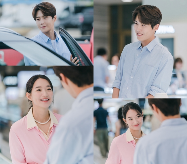 Shin Min-a and Kim Seon-ho show the more sweet Love.TVNs Toil Drama Gang Village Cha Cha Cha (directed by Yoo Jae-won, playwright Shin Ha-eun, production studio Dragon/Jetist) reveals Hye-jin (Shin Min-a) and Kim Seon-hos Steel Series, who enjoy Date in Seoul ahead of the 12th broadcast on October 3, amplifying their curiosity.Attention is focusing on what kind of excitement the two people, who are leading the hot twisting craze with romantic moments that exceed expectations every moment, will deliver this time.SteelSeries, which was unveiled this time, makes it impossible to take the Sight from Hyejin and the visuals of the two styles, which are perfect matching to the style with bright pink and light color.Hye-jins happy expression on the cephalotype makes her more Gozo because she feels her lovely charm that unhappily shows the aspect of the end of the charm in the last broadcast.In the meantime, Dusik, who is looking at Hye-jin with a good figure and a falling eye, is a perfect Wannabe boyfriend.Especially in this SteelSeries, Sikhye couple heading to Seoul captures, leaving the sea village resonance and stimulating curiosity about what date they will enjoy in City Seoul.In the meantime, Hye-jin from City and the beach village man Du-sik have been showing the drama and drama Chemie until the lifestyle.But after Hye-jin came down to the resonance, the two slowly fell into each other during the tit-for-tat, and just confirmed the love.In particular, they had already accompanied him once before, and Hye-jin had been anxious to see someone with Dusik.When he was photographed with Dusik and came to the motive group chat room, he was not a boyfriend but a chaser in response to his handsome reaction.But now the situation has changed 180 degrees, and the two have become couples, and expectations are high how the Seoul outing will be unfolded for Date.Above all, those who started with secret love for the first time were recognized as official Sikhye couple in the pouring celebration of the resonance villagers and started their love proudly.Therefore, Hye-jin and the sweet romance of the two-style goozo the expectation that will advance more without any hesitation.The production team said, Hyejin, Doosik, and Sikhye couples exciting Date parade will be held.Finally, you can check each others minds, finish secret love, and expect a relationship between the two people who will go out of Jindo faster as they become official couples.There will probably be some romantic moments that I want to keep running, he said.It airs at 9 p.m. (Photo offer = tvN)