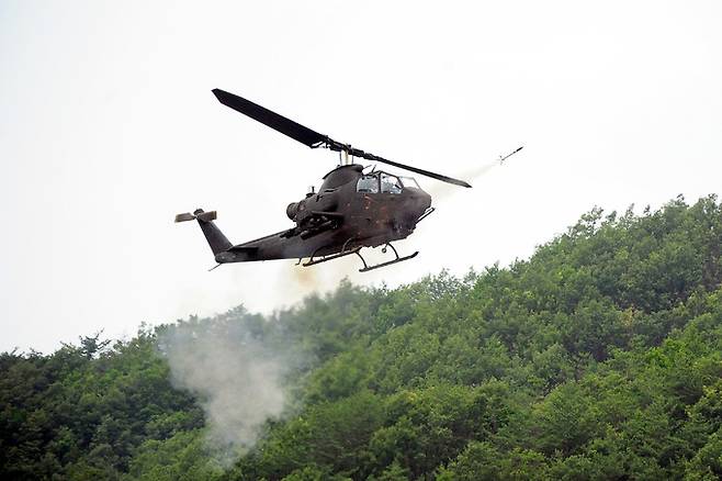 한국 육군 AH-1S 공격헬기가 지상 표적을 향해 로켓탄을 쏘고 있다. 세계일보 자료사진