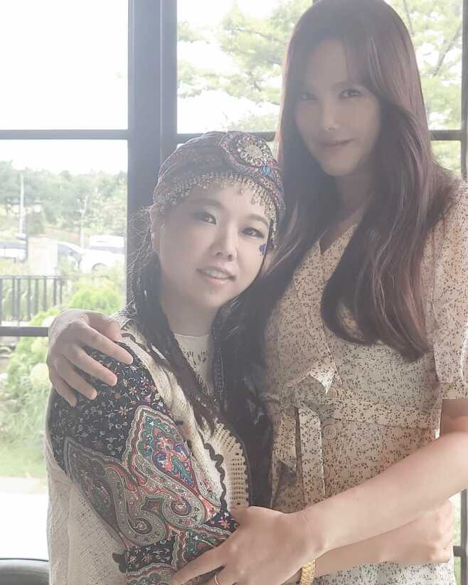 On the morning of the 3rd, Kim Hyun-jung posted a picture on his instagram with an article entitled Thank you very pretty and cute Hong Hyun Hee ~!Kim Hyun-jung in the public photo is a pose with Hong Hyun-hee.Kim Hyun-jung, who still boasts unchanging beauty, and Hong Hyun-hee, who renewed Leeds after the diet success, gather the attention of viewers.On the other hand, Kim Hyun-jung, who was born in 1976 and is 45 years old, debuted in 1997 and received much love for his hits such as Parenting with her and Ming.Recently, he appeared in Love Ceramics and conducted a blind date with a lawyer who was 8 years younger.Photo: Kim Hyun-jung Instagram