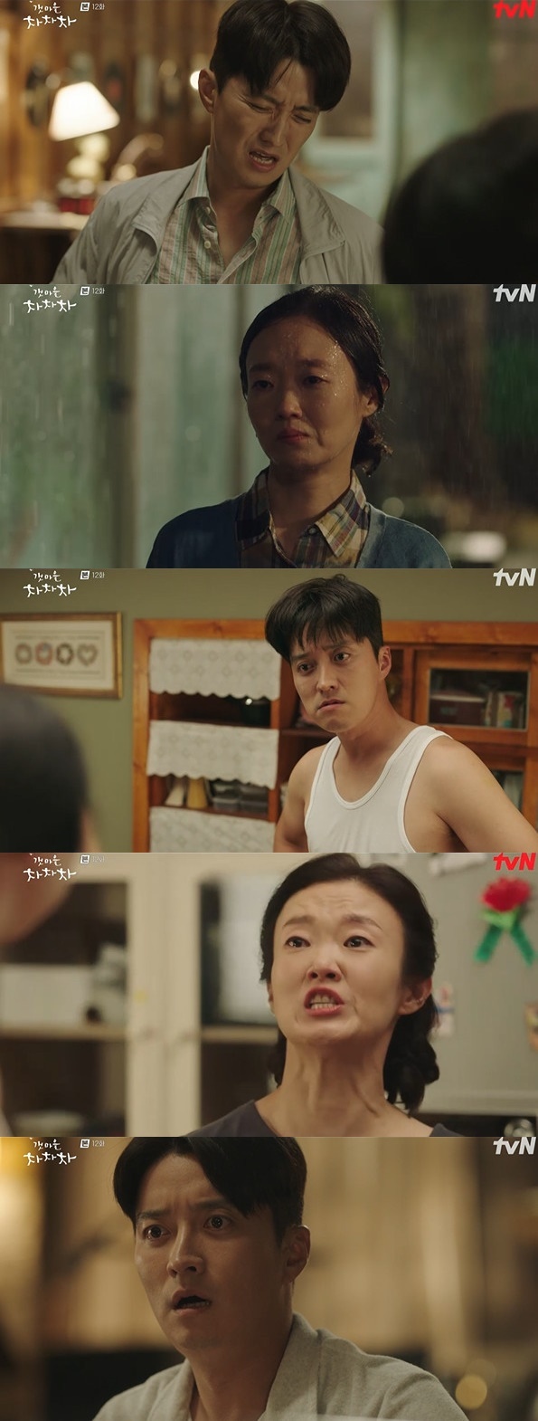 Seoul=) = Gang Village Cha Cha Cha In Gyo-jin and Lee Bong-ryeon have been found to be the reasons for their divorce.In the 12th episode of TVNs weekend drama Gang Village Cha Cha Cha (playplayed by Shin Ha-eun/directed Yoo Jae-won/production studio Dragon/jitist), which aired on the 3rd night, Jang Young-guk (In Gyo-jin) later realized why Yeo Hwa-jeong asked him to divorce her and rebuked himself.The reason for the divorce between Jang Young-guk and Yeo Hwa-jeong was one of the mysteries of the resonant village: they were close to each other after the divorce, but they were also responsible as parents.When Jang Yeong-guks First Love Choe-hee (Hong Ji-hee) returned to the resonance, Yeo Hwa-jeong did not hide her uncomfortable heart.Yeo Hwa-jung was also taking care of Jang Yeong-guks health by asking Jang Yeong-guks colleague Ban Yong-hoon (Kim Sung-bum).Jang Young-guk, who learned this, wondered at the attitude of Yeo Hwa-jung, who was cold to him and took care of him gently behind him.Jang Yeong-guk recalled the past while drinking with Oh Yun (Jo Han-cheol), who was surprised to see Oh Yun, who still missed his widowed wife.Oh Yoon said, You asked the same question two years ago, three years ago.Then Jang Yeong-guk remembered the past days when he had forgotten. In the past, Jang Yeong-guk drank alcohol with Oh Yun.He said to Oh Yoon that marriage is not a great meaning, I was so confused, but First Love left, and just Hwajeong was next to me, so I got married.And my mother died early, and I was sorry that I was alone, he said. Its not really a marriage, theres nothing special, theres nothing so great, so Im just bored to live.Along with Jang Yeong-guk, Oh Yoon-do recalled the memory of Agnaldo Timóteo, who wrote, Hwajeong had come to pick you up.It was a rainy day, so I came to give an umbrella, but I was all in the rain. So, Jang Yeong-guk realized later that Yeo Hwa-jeong had heard all that Agnaldo Timóteo had said.The day after drinking, I realized that the fact that Yeo Hwa-jung was angry with the minor reason of turning the socks over was actually an expression of hurtful heart.Jang Yeong-guk found out that it was all his fault and committed suicide.How will their relationship change, as the reason for the divorce of the two is revealed.It is an important point of observation of Gang Village Cha Cha Cha Cha how Jang Young-guk, who still has a heart for Jang Young-guk, and how Jang Young-guk, who realized his mistake, will change.