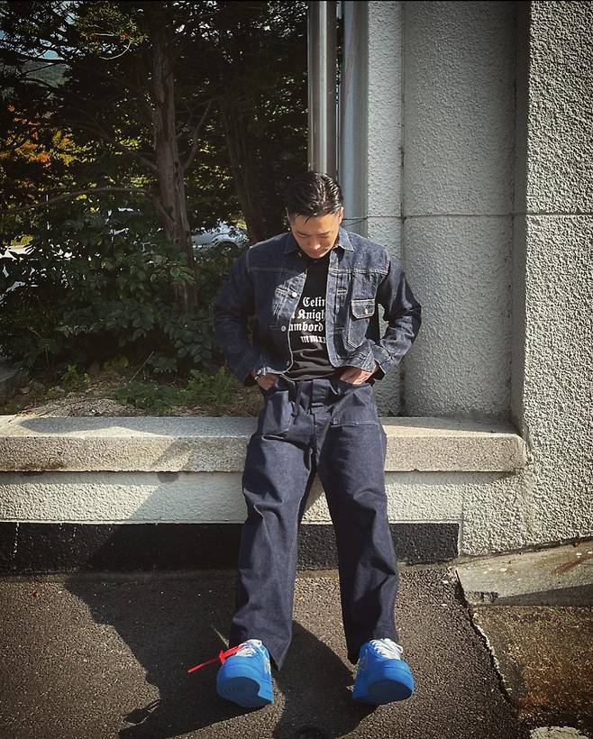 Actor Namgoong Min has completely digested Cheongcheong fashion.On the 3rd, Namgung posted several photos with blue heart-shaped emoticons on his instagram.In the photo, Namgoong Min was dressed in blue as well as top and bottom, but it was too fashionable, but Namgoong Min was completely digested.Meanwhile, Namgoong Min has been in love with model Jin A-reum for five years and is appearing on MBCs new gilt drama Black Sun.