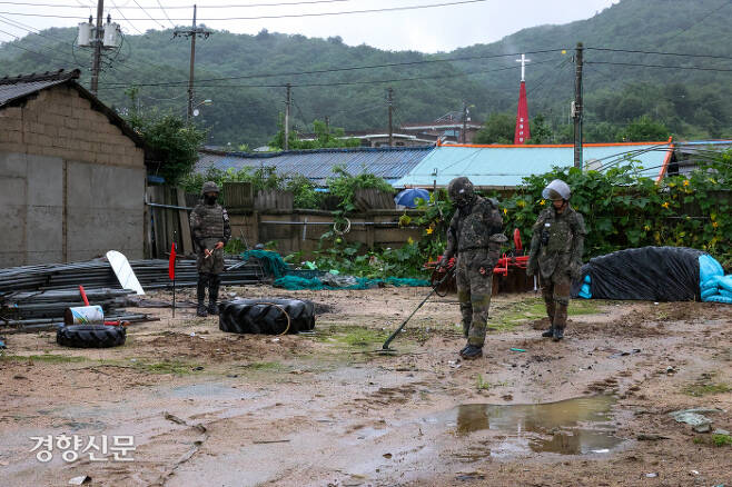대민지원을 나온 군인들이 지난 8월6일 수몰 피해를 입은 강원도 철원 갈말읍 동막리에서 물에 떠내려왔을지도 모르는 지뢰 탐지작업을 하고 있다. 철원 | 이석우 기자 foto0307@kyunghyang.com