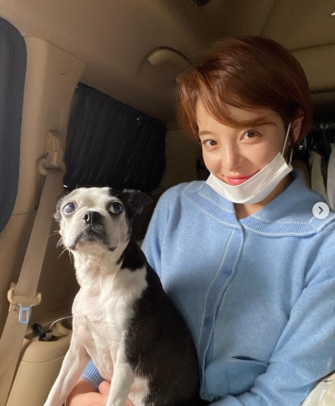 Actor Hwang Bo Ra has revealed a dog that resembles him.Hwang Bo Ra posted several photos on his personal SNS on October 5 with his dog.In the photo, Hwang Bo Ra is smiling at her mother with a dog ping-pong in her car, and the big eyes of her dog, which resembles Hwang Bo Ra, attract attention.Hwang Bo Ra, along with the photo, added briefly, I love you Pinguya, revealing her affection for her dog.On the other hand, Hwang Bo Ra is the second son of Actor Kim Dong-gun and his brother Cha Hyeon-woo of Actor Ha Jung-woo.