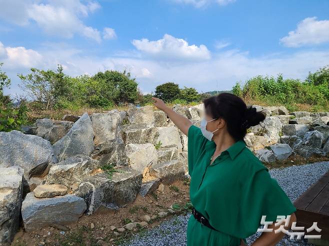 이 주민의 집과 농장은 1㎞가량 떨어져 있지만 바람을 타고 퍼지는 악취에서 자유롭지 못하다고 했다. 김정남 기자