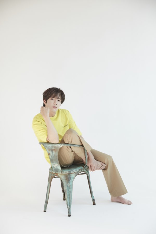 Actor Jang Keun-suk has unveiled a new profile pictorialJang Keun-suks agency AG Corporation has released a new profile photo of Jang Keun-suk, full of pale-color charm.Jang Keun-suk boasted a constant flower beauty, perfecting from a fresh boy to an intense charisma.He wears a denim shirt and shows off his distinctive deadly, dreamy aura and sculptural visuals, while he stares at the camera in a red T-shirt, thrilling fans with his intense, chic masculine beauty.Also, Jang Keun-suk has a uniquely refreshing boyish look, matching a warm yellow T-shirt with beige cotton pants.Adding a cardigan that feels warm here, you can reveal your mild atmosphere without filtering with a warm visual.At the time of shooting, Jang Keun-suk was the back door of the scene by demonstrating excellent concept digestion and remarkable concentration even in a long time profile shooting.Meanwhile, Jang Keun-suk released his Japanese single album Amagoy in August and Day by day in September, winning the top spot in Japan LINE MUSIC real time and daily charts, solidifying his position as an artist.The second single, Day by Day, also became the third-largest Oricon weekly single ranking (September 27, 21).In addition, Jang Keun-suk held the 9th Sharing Photo Exhibition to celebrate his birthday in September, and donated with his fans to spread the good influence of fan culture.Jang Keun-suk, who is doing his best in various ways, is attracting attention.