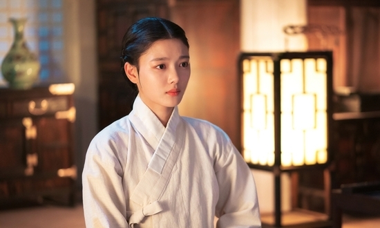 In the 10th episode of SBSs monthly drama Timmy Hung, which will be broadcast on the 5th, Timmy Hung (Kim Yoo-jung) is depicted as falling into fear after learning the truth of Eoyong.In addition, the appearance of the Black Passenger, the Picture Guardian: The Lonely and Great God Whacha (Park Jung Hak), who visited Timmy Hung and demanded paintings, is also raising tension.In the last nine episodes, Timmy Hung was shocked to learn that his use was not a simple picture but a picture to lock Erlkönig.The reason why his father Hong Eun-oh (Choi Kwang-il) became mad about his mind is because of this use. Timmy Hung is afraid that he will be wrong to draw his own use like his father, but he is confused in a situation where he can not resist the name.In this situation, a black black passenger who is aiming for Timmy Hung is expected to appear, which stimulates curiosity.Previously, the car was coming to buy a picture of Timmy Hung, and it gave off an intense presence.In the last one, a colleague who painted with Hong Eun-oh in the past turned into a freight car, attracting attention.The car, which appeared in the 10th preliminary video, was scary, saying, No one can touch my chemicals. It amplified the anxiety surrounding Timmy Hung.There is a rumor that the person who draws the dragon is cursed by the freight car, and the freight car is a fear to the chemicals.Hong Eun-oh, who is surprised to see a car, and Choi Won-ho (Kim Kwang-gyu), a flowerist, are also foreseen, raising tension.Previously, Samshin Hyangman (Moon Sook) and Tiger Shin Horyeong (Joe Yerin) played an active role as transcendental beings who helped Timmy Hung and Haram.However, the presence of a freight car that creates a creepy tension every time it appears can not be predicted how it will affect Timmy Hung.The existence of fear that aims to make Timmy Hungs paintings more intensely is focused on the 10th episode of Timmy Hung, which is curious about what situation the freight car appeared in.The 10th episode of Timmy Hung will air today (5th) at 10 p.m.Photo: SBS Time Hunggi