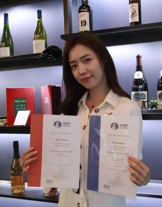 Actor Ryu Hwa-young has been certified as a wine sommelier.Ryu Hwa-young posted two photos on his SNS account on Thursday, along with an article; he said: Wine sommelier passed WSET.My hobby is getting a certificate, he said. Next is the top model of cooking certificate.In the open photo, Ryu Hwa-young stares at the camera with a wine sommelier certificate; he smiles and enjoys the joy of passing.In particular, Ryu Hwa-young attracted attention by suggesting that Top Model would be in the cooking certificate as the next move.Meanwhile, Ryu Hwa-young has been a member of the group Tiara; recently confirmed his first starring role in the film, Site Sound.