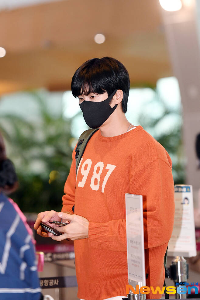 Actor Ahn Bo-hyun departs for Busan to attend the 26th Busan International Film Festival 2021 (BIFF) schedule in Busan via a domestic flight at Gimpo International Airport in Banghwa-dong, Gangseo-gu, Seoul, on the afternoon of October 6.On the other hand, Netflix series My Name starring Actor Ahn Bo-hyun will be officially invited to the 26th Busan International Film Festival and will hold a conversation with the audience at the Busan Cinema Center Sky Theater on the 7th and 8th.My Name will be unveiled on Netflix on the 15th.