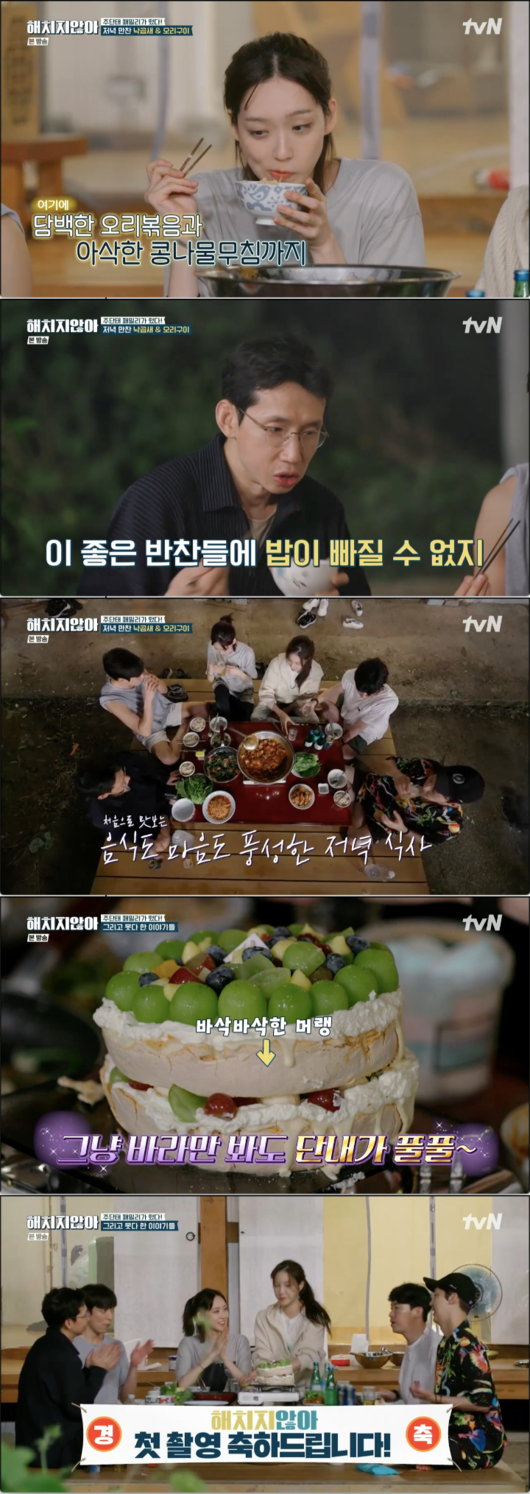 The Chemie of the House family exploded in Hatch.Lee Ji-ah appeared as the first guest of House in TVN Hatch Not broadcast on the afternoon of the 5th.Lee Ji-ah, who entered House, burst into bread when he saw the three brothers. Um Ki-jun said, Did you wear a skirt? Lee Ji-ah said, When I came here, I told him to come beautifully.But it is so ironic to walk here wearing this clothes. Yoon Jong-hoon and Bong Tae-gyu prepared squid parjeon for lunch.Bong Tae-gyu asked, What can I do for you? and Yoon Jong-hoon said, Please rub the squid.Bong Tae-gyu made a small piece of squid. Yoon Jong-hoon said, If the standard comes to my brother and sister Jia, I will be a wreck.When asked how many times he had done Lee Ji-ah and Lee Ji-ah, who entered the situation drama while eating pajeon, Lee Ji-ah said, I did it three times.When asked how many children were there, Lee Ji-ah said, I can not remember because there are many people. Two (?) are right.The four of them went to see the nearby sea. The kitchen manager, Yoon Jong-hoon, laughed, saying, I think I know my mothers sense of liberation.The four people who came home were Kim Young-Dae and han ji-hyunBefore this, I went to the preparation of the meal with the room arrangement. Han ji-hyun in the moving car.We originally wanted to come early today, but we were late because of the last shot of House, he said.When I saw Bong Tae-gyu, who cooks cauldrons, Lee Ji-ah asked, Do you really think? Have you tried it? Bong Tae-gyu replied, No.Kim Young-Dae and han ji-hyun arriveWhen Bong Tae-gyu saw it, he said, It was troubled. Is it over? Kim Young-dae and han ji-hyun, who had prepared the cake,han ji-hyunWhat is dinner this evening? I will change my clothes and help you.Kim Young-dae asked, Did you cook rice yourself? And Bong Tae-gyu said, You can complain with torch.You come and I cry. Kim Young-Dae was restless, saying, What can I do? and pretending to cry.Bong Tae-gyu, who tasted the finished cauldron rice, was relieved to say its okay.Then he began to eat dinner at the finished dish. Lee Ji-ah admired him, saying, Jong Hoon, its delicious. Youre good at cooking.I ate this prepared cake and congratulated each other, saying, I congratulate you once because I did not hit it.Its not Hatch broadcast screen capture