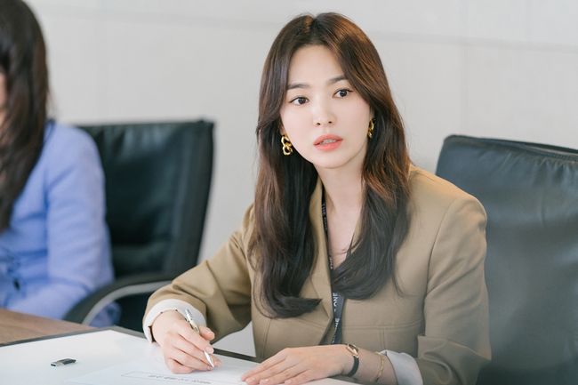 Now, Im breaking up. She, Song Hye-kyo, who we love, returns.The most anticipated SBS Jackson film in the second half of 2021, Now, Were Breaking Up (playplayplay by Jane the Virgin/directed by Lee Gil-bok/Creator Gline & Kang Eun-kyung/produced Samhwa Networks, UAA/hereinafter, Gehajung) will be broadcast for the first time on November 12.Jihejung is a farewell activity written as farewell and read as love.This fall, the only melodious melodge that will give viewers a deep sense of emotion is gathering hot topics before the broadcast.The public expectation toward Jihejung, at the center of which is Actor Song Hye-kyo (played by Ha Young), and Song Hye-kyo played the role of the female protagonist Ha Young.Ha Yeong-eun, the design team leader of a fashion company, is a sober realist and smart stabilizer. Beautiful and sensual, she is a pro at work and love.Song Hye-kyo is expected to show Wannabe career woman and realistic love of women in their 30s through Jiheng.On October 6, the production team of Jihe Jung released the shooting Steel Series of Song Hye-kyo.Song Hye-kyo in the photo is the Ha Young Young character who loves his work and does his best.SteelSeries alone feels the true value of Actor Song Hye-kyo, who makes Character his own.In addition, Song Hye-kyos presence is admirable. It is a sensational styling that has both glamor and convenience to suit the character job of fashion company design team leader.The work and the character are also expected to be Jiheng because there is Actor Song Hye-kyo who made the best choice.Meanwhile, SBSs new gilt, Lamar Jackson, is a work co-ordinated by Jane the Virgin writer of Misty and director Lee Gil-bok of Romantic Doctor Kim Sabu 2, and has attracted attention with the participation of Line & Kang Eun-kyung, who created Misty and The World of Couples.Now, Im breaking up is followed by Wonder Woman