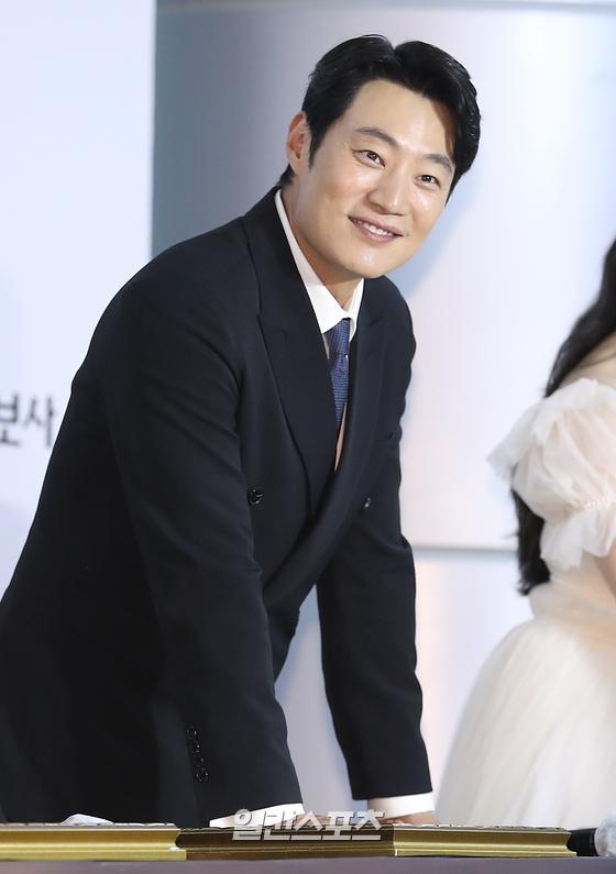 Actor Lee Hee-joon attends the 2021 Boole Film Award handprinting event at the Deagu BEXCO Auditorium in Busan on the afternoon of the 7th and has photo time.