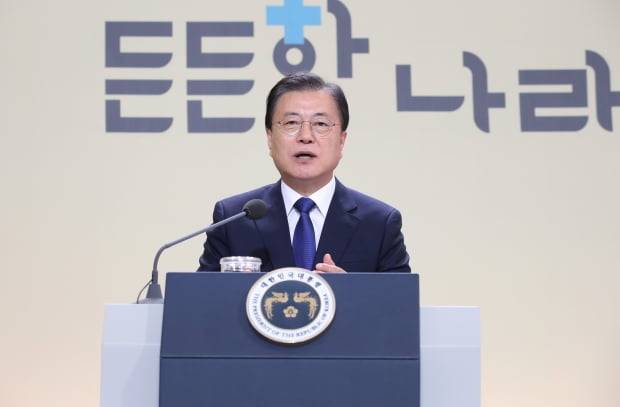 문재인 대통령이 지난 8월 12일 청와대 본관에서 화상을 통해 열린 건강보험 보장성 강화대책 4주년 성과 보고대회에서 발언하고 있다. 사진=연합뉴스