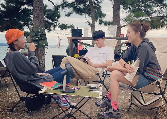 Actor Gong Hyo-jin shared a good time with best friends Hye-Jin Jeon and Lee Chun-hee.On Friday, Gong Hyo-jin posted two photos on his Instagram account with Smile emojis.Inside the picture is a picture of three people who left Camping.Those who sat in the nature with a simple chair, smiled and looked at each other as if they were enjoying their time together.Its a comfortable, natural look of the three, but Gong Hyo-jin showed off her points in pink socks.Hye-Jin Jeon showed her youthfulness with orange color beanies, while Lee Chun-hee emanated Hunnam beauty with white tee and beige pants.Meanwhile, 20 Years Best Friend actors Gong Hyo-jin, Lee Chun-hee and Hye-Jin Jeon will challenge their life with carbon zero in a strange place on KBS 2TV From Today to Innocent, which is scheduled to be broadcast on the 14th.