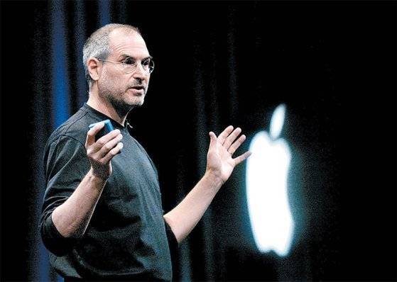 애플의 창업자 스티브 잡스가 신제품을 발표하고 있는 모습. 청바지와 검은 라운드 티는 그의 트레이드마크다.