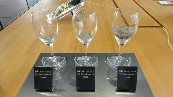 무라타제작소 본사 로비에 주력 상품인 적층세라믹커패시터(MLCC)가 전시돼 있다. 가장 큰 제품이라도 1.0×0.5×0.5㎜에 불과해 10만 개를 담아도 작은 와인잔의 절반도 채우지 못한다. 이 작은 부품 내부는 얇은 세라믹 막들로 채워져 있다. /교토=정영효 특파원