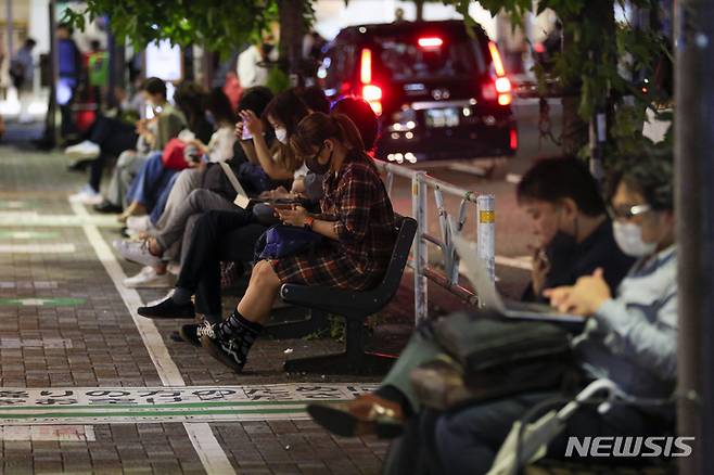 [도쿄(일본)=AP/뉴시스]지난 7일 밤 일본 수도권에서 규모 5.9의 강진이 발생하면서 8일 새벽 수도 도쿄의 한 지하철 역에서 귀가하지 못한 시민들이 역 밖에 주저앉아 있다. 지하철 운행이 일시 중단됐기 때문이다. 2021.10.08.