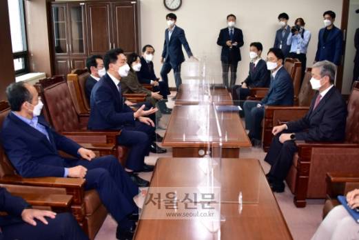 국민의힘 김기현(왼쪽 두 번째) 원내대표 등 원내 지도부가 7일 대장동 개발 특혜 의혹에 대한 수사를 촉구하며 서울 서초구 대검찰청을 항의 방문해 박성진(오른쪽 첫 번째) 대검 차장 검사와 대화하고 있다.김명국 선임기자 daunso@seoul.co.kr