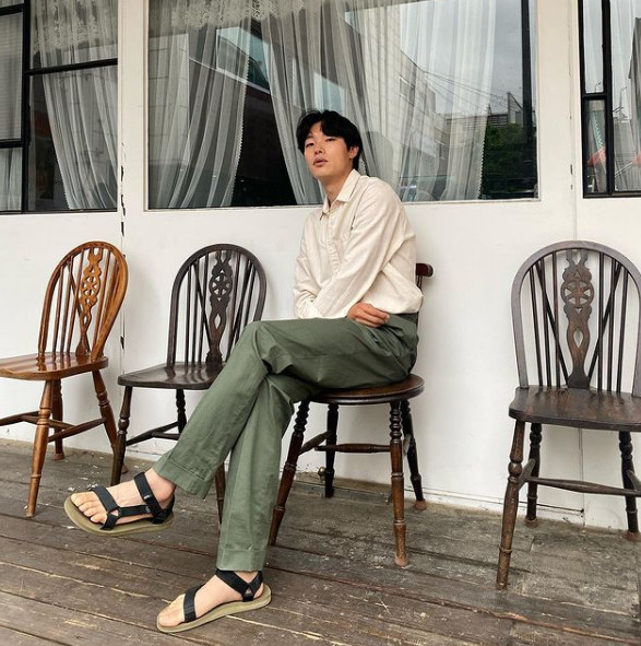 Actor Ryu Jun-yeol gave a great autumn vibe.On Saturday, Ryu Jun-yeol posted a picture on his Instagram with a chair emoji.In the photo, Ryu Jun-yeol shows fashionista style by matching beige shirts with khaki pants.Ryu Jun-yeols deep eyes, which sit on a chair and look at the side with long legs, stimulate autumn sensibility.Fans who saw this expressed their interest in Ryu Jun-yeol, saying, The bridge is 2m long and It is color and color.Meanwhile, Ryu Jun-yeol plays the role of Kang Jae in the JTBC Saturday drama No Longer Human and is in close contact with Jeon Do-yeon.Since 2017, she has been in public love with actor Hyeri, who is from Group Girls Day.PhotoRyu Jun-yeol SNS