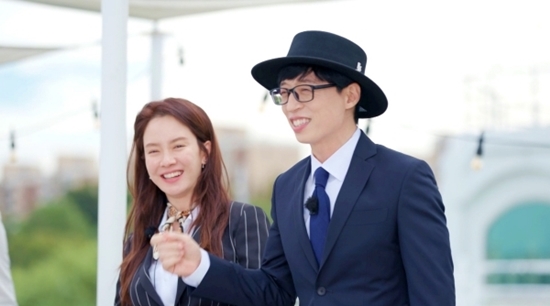 On SBS Running Man, which will be broadcast on the 10th, the classy aquaculture road race of members who transformed into Lee Tae-ri ladies and gentlemen will be held.At the recording, the members showed off their previous-class opening fashion with Lee Tae-ri, a lady and lady look.Yoo Jae-Suk once again proved to be a suit-fit craftsman, perfecting the felony hat and suit, while Yang Se-chan laughed with a colorful muffler and a beret with an unknown source.High fashion terminator Ji Suk-jin ambitiously showed off his avant-garde fit check shorts, but was teased with a diaper look and foresaw the birth of a new fashion intellectual.From the opening, the members were impressed when the menus of super-luxury style suitable for ladies and gentlemen appeared.But for a while, I started to doubt the unusual food treatment that was carried out without mission, saying, Why do you give me so much food? And Who is going to go out today?Running Man will be broadcast at 5 p.m. on the 10th.Photo: SBS Running Man