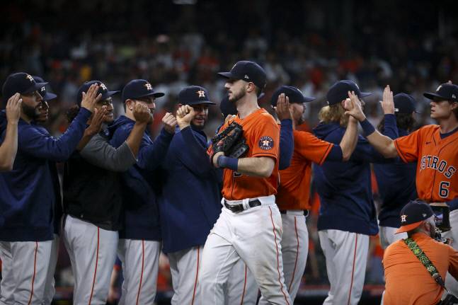 휴스턴 선수단이 9일(한국시간) 미닛메이드파크에서 열린 아메리칸리그 디비전시리즈 2차전에서 승리한 뒤 기뻐하고 있다. 텍사스|USA TODAY Sports연합뉴스