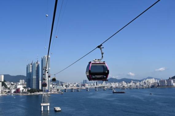 송도해상케이블카를 타면 송림공원에서 암남공원까지 1.62km 구간을 이동할 수 있다. 최대 86m 높이에서 바다 위를 가로질러 짜릿함을 느낄 수 있다.