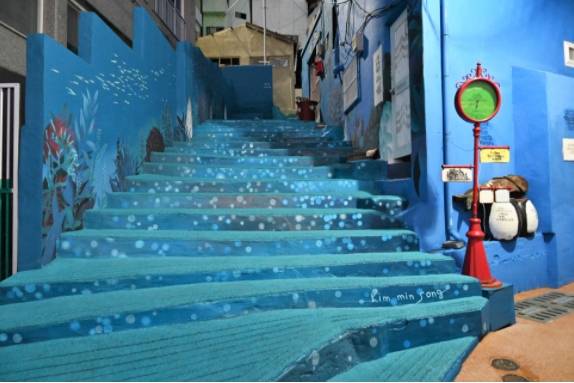 영도 흰여울마을에는 포토존이 많다. 영도 해녀촌, 흰여울점빵, 삼진어묵 본점 같은 먹거리도 가득하고, 손목 서가, 신기숲, 흰여울비치, 하이까눌레 같은 감성 카페도 인기다.