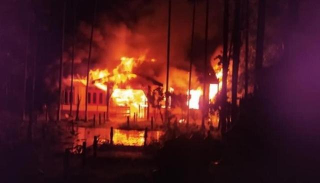 4일 미얀마 사가잉주 무장 저항세력의 기습 공격에 군경 초소가 불에 타고 있다. 미얀마나우 캡처