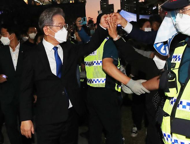 더불어민주당 이재명 대선 경선 후보는 어제(9일) 민주당 경기지역 순회경선에서 5만6820표(59.29%)를 얻어 넉넉한 과반 승리를 거뒀다. 결과 발표 후 지지자들을 향해 인사하는 모습. 연합뉴스