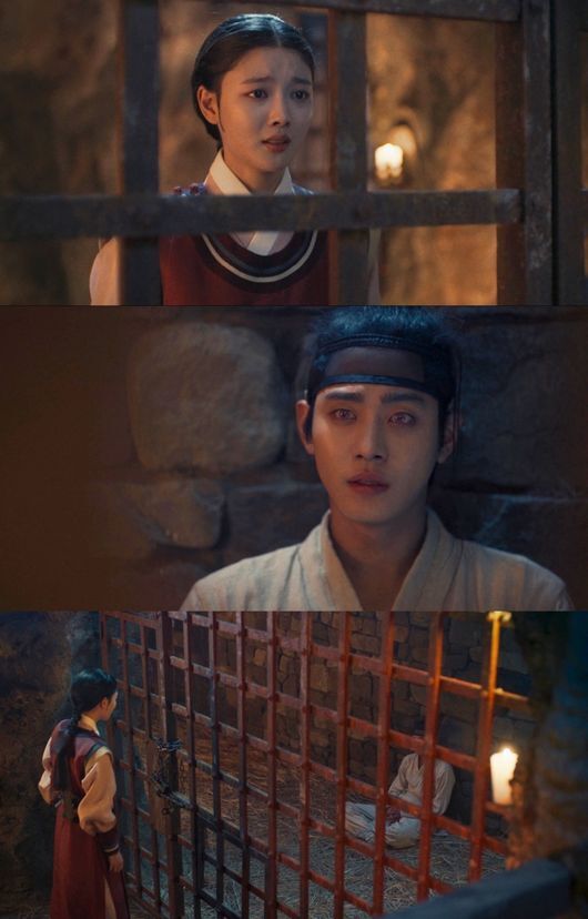 The affectionate romance between Ahn Hyo-seop and Kim Yoo-jung, Timmy Hung, unfolds.SBS Mon-Tue drama Time Hunggi (directed by Jang Tae-yu/playplayed by Ha-eun/Produced Studio S, Studio Tae-yu)s Haram (Ahn Hyo-seop) and Timmy Hung (Kim Yoo-jung) made the choice to abandon themselves for their loved ones.Haram knows that the only How to seal Erlkönig on his body is the picture of Timmy Hung, but he decided to send her away so that Timmy Hung could not draw a dangerous picture.In the 11th episode of Time Hunggi, which is broadcasted on October 11, Timmy Hung draws a picture that may be dangerous for Haram.While the interest in the romance of the two people with a heartfelt heart is focused, the production team unveiled the 11th episode of Okjung Romance of Haram, who was trapped in Oksa, and Timmy Hung who visited him.In the photo, Haram is in Oksa because he is suspected of being a suspect in the Inwangsan gold army incident.In this place where no one can meet, Haram is desperate and frustrated and is struggling with the desire for Timmy Hung.Timmy Hung is looking at Harams thin face with concern, and his eyes begin to grow tearful as if his heart is in a throbbing state.The sad feelings of the two fill the inside of the oxa, making the scene more curious.Above all, Timmy Hung came here because I want to see Haram, but I have something I want to tell you.Timmy Hung hears the story of two people from the holy spirit, and Haram is in a complicated feeling, and attention is focused on what he heard.It will be a screen to check the love of Haram and Timmy Hung, who are in a strong fate, and the string of fate that comes to them, the production team said. Please expect a romantic romance scene to be completed with the desperate emotional act of Ahn Hyo-seop and Kim Yoo-jungOn the other hand, the romance of Haram and Timmy Hung can be seen in the 11th SBS Mon-Tue drama Timmy Hung which is broadcasted at 10 pm on Monday, October 11th.SBS Time Hunggi