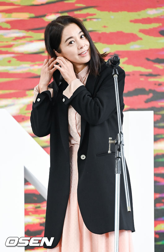 On the afternoon of the 10th, the 26th Busan International Film Festival was invited to the movie Wrong House at the Busan Haeundae Centum KNN Theater.Seo Young-hee is taking off his mask: 2021.10.10