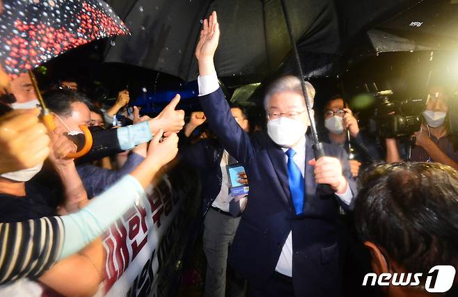 더불어민주당 제20대 대통령 후보로 선출된 이재명 경기도지사가 10일 오후 서울 송파구 올림픽공원 SK올림픽핸드볼경기장에서 열린 민주당 서울 합동연설회를 마치고 지지자들과 인사하고 있다. 2021.10.10/뉴스1 © News1 경기사진공동취재단