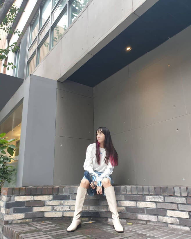 The Singers Byul has been reported to have become a bit of a blur.On the 11th, the Byul posted a picture on his instagram with an article entitled Two days ago, in front of the main gate of our shop that has become my official photo zone.The Byul in the photo showed a comfortable style with a sweatshirt, jeans and long boots, and a red bridge Hair.The Byul recently said, I was angry with the stress of childcare and some of my heart because I could put a new color in a decolored place at any time.In addition, the Byul, which said that he lost a lot of weight due to the child-bearing child, was surprised by the small face size as if it would disappear.On the other hand, the Byul married Haha in 2012, and has two sons and one daughter.