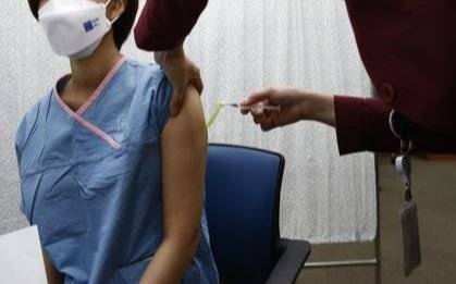 지난 3월 경기도 고양시 국민건강보험 일산병원에서 코로나 전담병원 의료진 및 종사자에 대한 코로나19 예방접종이 진행되고 있다. 연합뉴스