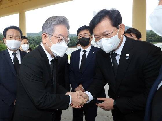 더불어민주당 이재명 대선 후보와 송영길 대표가 11일 오전 국립대전현충원에서 악수하고 있다. 연합뉴스