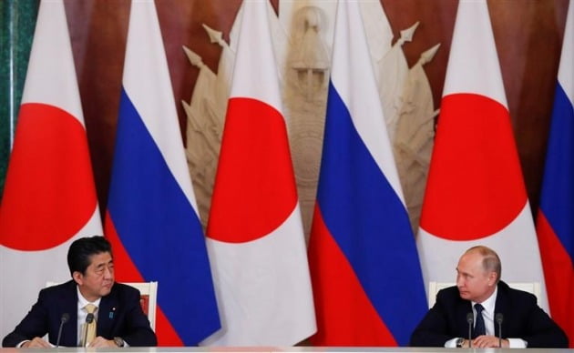 블라디미르 푸틴 러시아 대통령(오른쪽)과 아베 신조 당시 일본 총리가 2018년 5월 러시아 모스크바에서 열린 러일 정상회담이 끝난 뒤 공동 기자회견에 참석하고 있다./ 로이터연합뉴스