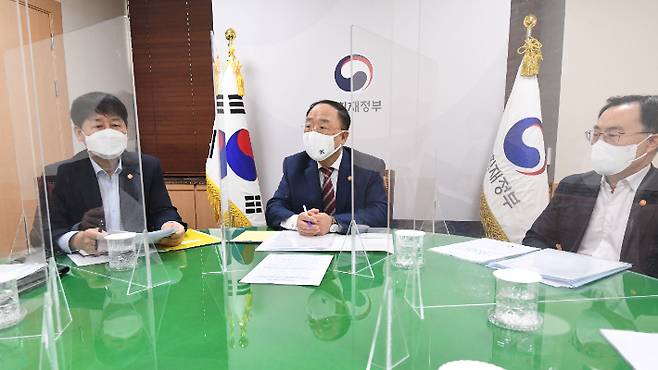 홍남기 경제부총리 겸 기획재정부 장관(가운데)이 지난 7일 서울 광화문 정부서울청사에서 대외경제 분야 주요 현안을 점검차 관계장관회의(녹실회의)를 주재하는 모습. 연합뉴스