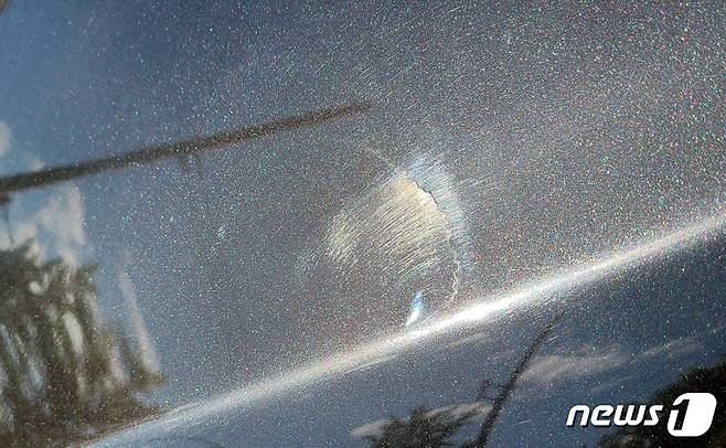 지난 6월12일 광주 서구 B모터스 메르세데스 벤츠 공식 전시장에서 구매한 A씨의 벤츠 C클래스 200 차량 보닛에 도색의 흔적이 남아있다. (독자 제공) 2021.10.12/뉴스1