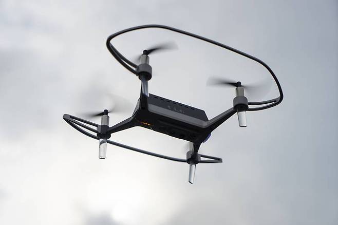 배터리 하나당 비행 시간은 약 8~10분 정도로 생각하자. 출처=IT동아