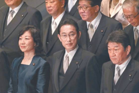 기시다 후미오(岸田 文雄) 신임 일본 총리가 지난 4일 도쿄 총리 관저에서 내각 각료들과 기념사진을 찍는 모습. 기시다 내각의 각료 20명 중 여성은 3명이다. [EPA=연합뉴스]
