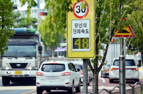 지난해 9월 21일 대전의 한 초등학교 앞 스쿨존을 지나가는 일부 몰지각한 운전자들이 규정속도 30km를 훨씬 높게 위반하고 있다. 프리랜서 김성태