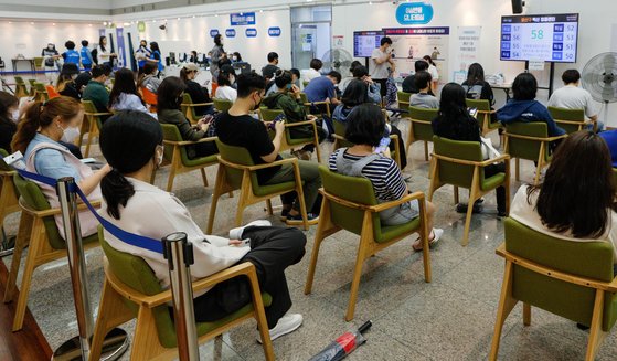 8일 서울 용산구청에 마련된 코로나19예방접종센터에서 백신을 맞은 시민들이 이상반응 모니터링을 하고 있다. 뉴스1