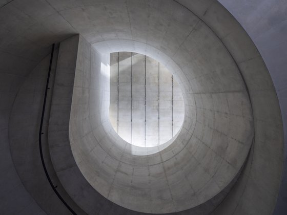 ST송은빌딩. 지하 2층에서 올려다본 천장의 모습. © Jihyun Jung [사진 송은문화재단]