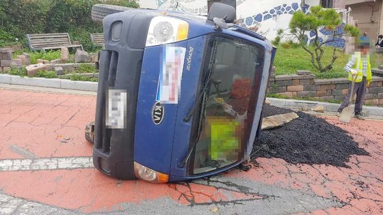 12일 오후 부산 서구 아미동의 한 이면도로에서 40대 A씨가 운전하던 1톤 트럭이 도로에서 넘어지는 사고가 발생했다. [사진 부산경찰청]