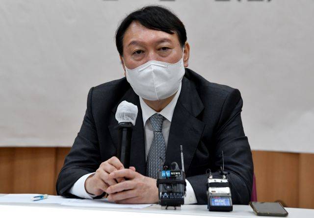 국민의힘 대선 주자 윤석열 전 검찰총장이 11일 광주 서구 김대중컨벤션센터 회의실에서 열린 지역 기자 간담회에 참석, 취재진 질문에 답하고 있다. 뉴시스