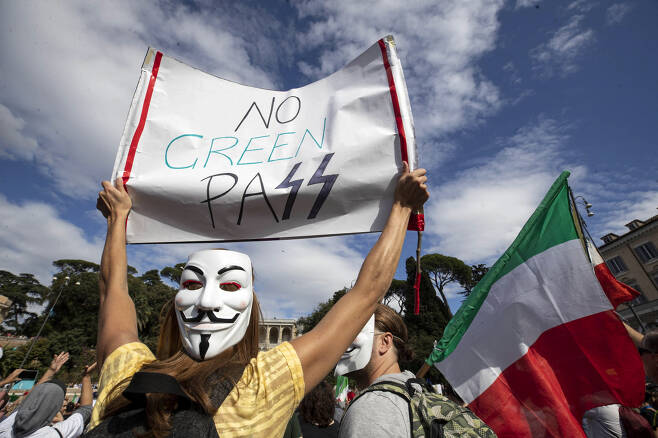 이탈리아 수도 로마에서 지난 9일(현지시간) 백신 접종 증명서인 ‘그린 패스’에 반대하는 폭력 시위가 열렸다. 시위를 주도한 로베르토 피오레 포르차 누오바(FN) 정당 지도자를 포함해 12명이 체포됐다. 이탈리아 민주당(PD)은 11일 파시스트 정당의 해산을 요구하는 법안을 의회에 제출한 것으로 알려졌다. [EPA]