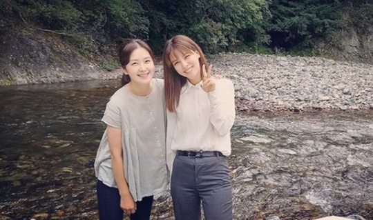 Actress Yuko Fueki from Japan reported on the latest situation.Yuko Fueki wrote in his instagram on October 11, The correct answer is Fujii Mina. It is beautiful.The photo shows Yuko Fueki and Fujii Mina who happened to meet on the river, and the two are friendly shoulder-to-shoulder with bright faces.Along with this, Yuko Fueki added, Did everyone have a good weekend? I want to go to Korea.Especially Yuko Fueki stopped his activities in Korea in 2013 and went to Japan.Sayuri, a broadcaster from Japan who saw this, commented, Lets gather three of our pretty friends!On the other hand, Yuko Fueki made his debut in Korea in 2001 with MBC drama My House.Yuko Fueki, who was working between Korea and Japan, married her husband, a Japanese, who was one year old in 2018, and has a son.