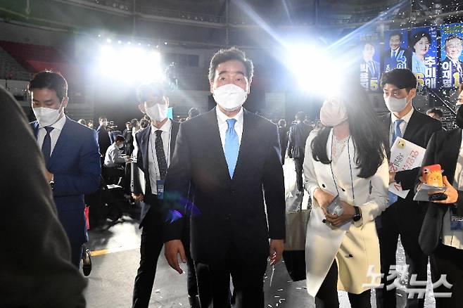 이낙연 더불어민주당 대선 예비후보가 10일 오후 서울 송파구 올림픽공원 SK올림픽핸드볼경기장에서 열린 제20대 대통령선거 후보자 선출을 위한 서울 합동연설회를 마친 뒤 발걸음을 옮기고 있다. 박종민 기자