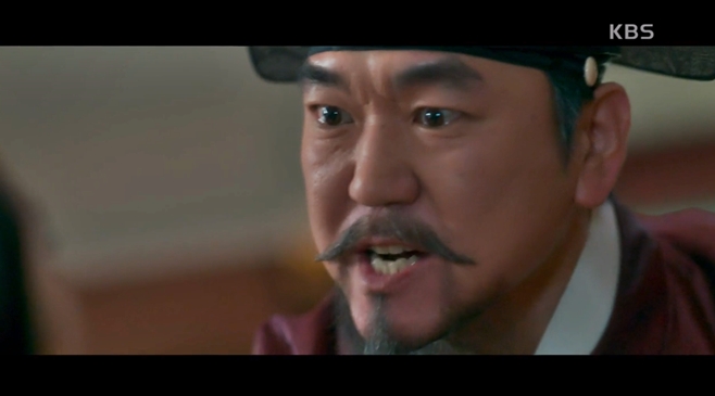 Actor Yoon Je-moon, who had been criticized for three drunk driving, has begun to return to the house theater.The appearance of Yoon Je-moon appeared in the first KBS2 new monthly drama The Kings Affaction (playplayplay by Han Hee-jung and director Song Hyun-wook), which was first broadcast on the night of the 11th.The Kings Affaction is a court romance drama that takes place when a child who was born as a twin and abandoned only because he was a girl is a tax collector through the death of Orabi Seson.Yoon Je-moon appeared as the role of Han Ki-jae, the maternal grandfather of Lee Hui (Park Eun-bin), a left-wing man and a tax collector.It is a character who plays a big role in the struggle of the ruling party in the play as a center of the outside power and the meritorious power that made the king.Viewers showed a curious look at the abrupt appearance of Yoon Je-moon.Since three drunk driving cases were detected, he was unable to see his face in the house theater for the past few years, and the fact that he suddenly played an important role in the terrestrial mini series raised questions.Yoon Je-moon was fined 1.5 million won for his first drunk driving in 2010.When he was caught again in 2013, he received a fine of 2.5 million won, and three years later, in 2016, he was sentenced to another drunk driving in August, two years probation, and 40 hours of compliance driving lecture.He was simply stripped out for drunk driving.Yoon Je-moon, who has been quietly appearing in the movie since then, has appeared in the mini-series, the public broadcasting KBS drama.KBS has been regulating the appearance of those who caused social controversy due to illegal or immoral acts.In fact, it was difficult for entertainers who were charged with drugs, military service avoidance, fraud, theft gambling, sexual harassment, assault or other civil and criminal charges to appear on KBS.In particular, actors Bae Sung-woo and Kim Byung-ok, who have been driving drunk in recent years, have been suspended for a limited time.Nevertheless, it is doubtful whether the return of Yoon Je-moon to broadcasting is not unreasonable and subject to toxic and generous regulations.