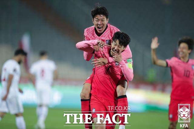 한국의 '캡틴' 손흥민이 12일 이란 테헤란의 아자디 스타디움에서 열린 이란과 2022 카타르 월드컵 아시아 최종예선 A조 4차전에서 후반 2분 선제골을 터뜨린 뒤 황의조와 함께 세리머니를 펼치고 있다./테헤란=KFA 제공